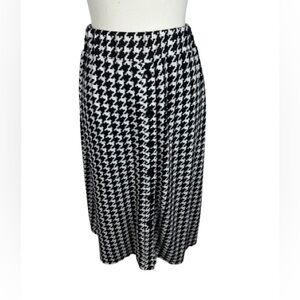 ⭐️ 3/$15 Robert Louis Black and White Midi Skirt Size M